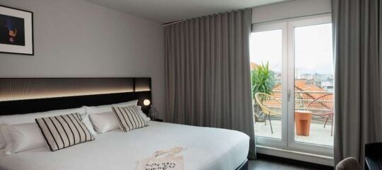 Chic & Basic Gravity - Vlucht + hotel Porto