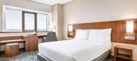 Ramada by Wyndham Lisbon - Vlucht + hotel Lissabon