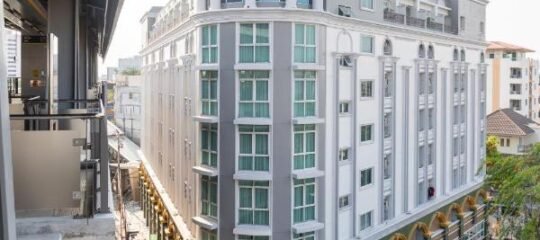 Airbus Hotel At Phawana Station