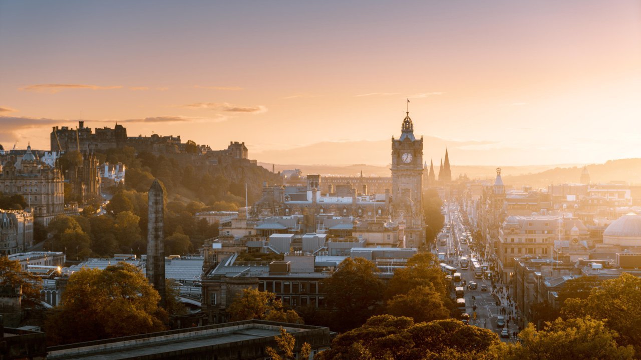 Km Central - Vlucht + Hotel Edinburgh