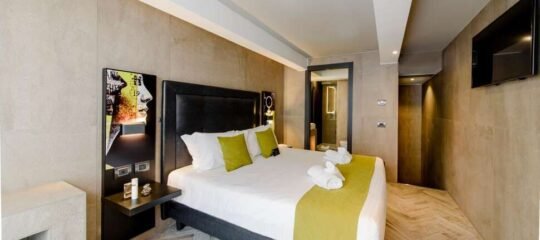 Just Hotel - Vlucht + hotel Milaan