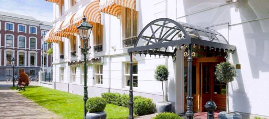 Carlton Ambassador | Een stijlvol verblijf tussen stad en strand in een prachtig boutique hotel