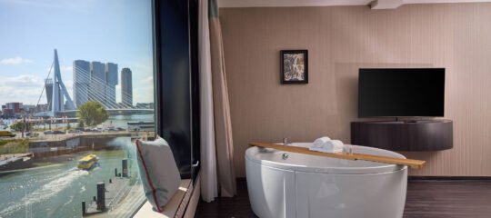 Haven Hotel Rotterdam | Luxe 5* overnachting in een Junior Spa Suite met bubbelbad en sauna | incl. valetparking
