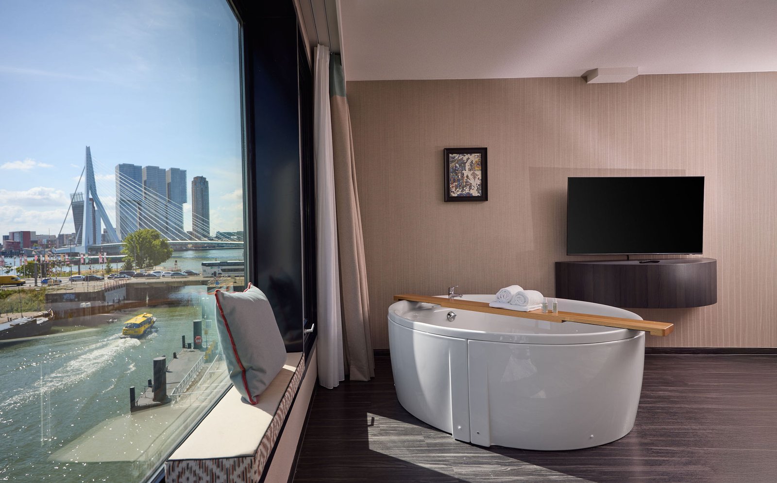 Haven Hotel Rotterdam | Luxe 5* overnachting in een Junior Spa Suite met bubbelbad en sauna | incl. valetparking