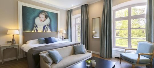 Hotel Bloemendal | Koninklijk genieten in Luxe Kasteelkamer met bubbelbad in Zuid-Limburg | incl. 4-gangendiner