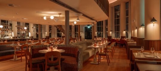 Hotel De Plesman | Geniet van een culinaire overnachting in voormalig KLM-hoofdkantoor | incl. 3-gangendiner