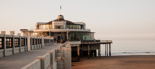 Hotel Riant Séjour | Verken Blankenberge vanuit kamer met zeezicht | België