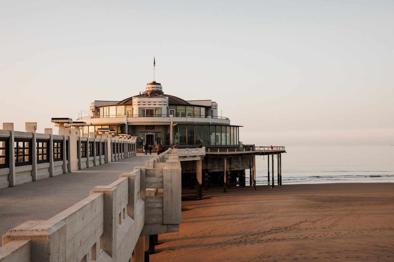 Hotel Riant Séjour | Verken Blankenberge vanuit kamer met zeezicht | België