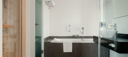 Inntel Amsterdam Zaandam | Verblijf in een suite met bubbelbad en privésauna | incl. 3-gangenverrassingsdiner