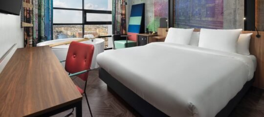 Inntel Hotels Amsterdam Landmark | Verblijf in luxe kamer met bubbelbad | incl. diner