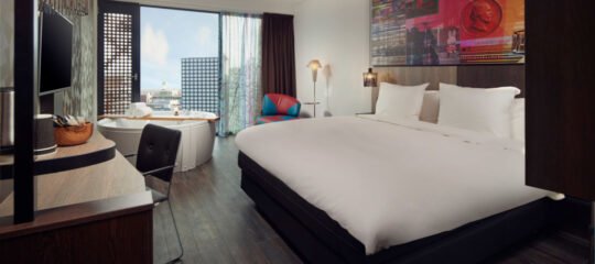 Inntel Hotels Utrecht Centre | Verblijf in een luxe Spa kamer met bubbelbad met prachtig uitzicht op de monumentale stad | incl. diner