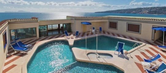 Royal Continental Hotel - Vlucht + hotel Napels