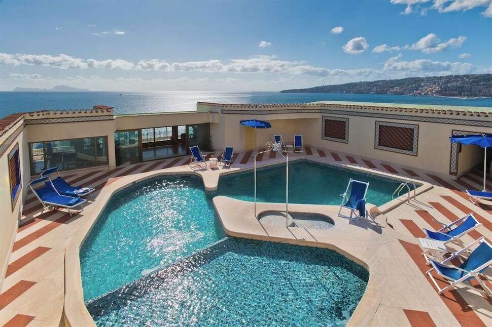 Royal Continental Hotel - Vlucht + hotel Napels