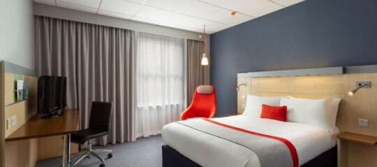 Holiday Inn Express Edinburgh City Centre - Vlucht + hotel Edinburgh