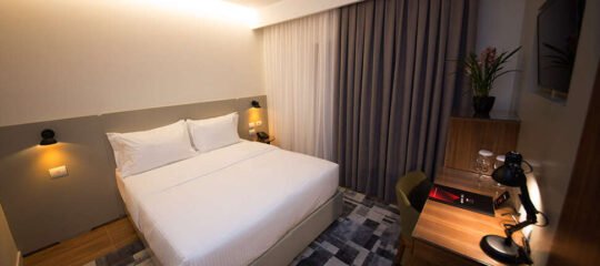 Hotel Theatro - Vlucht + hotel Tirana