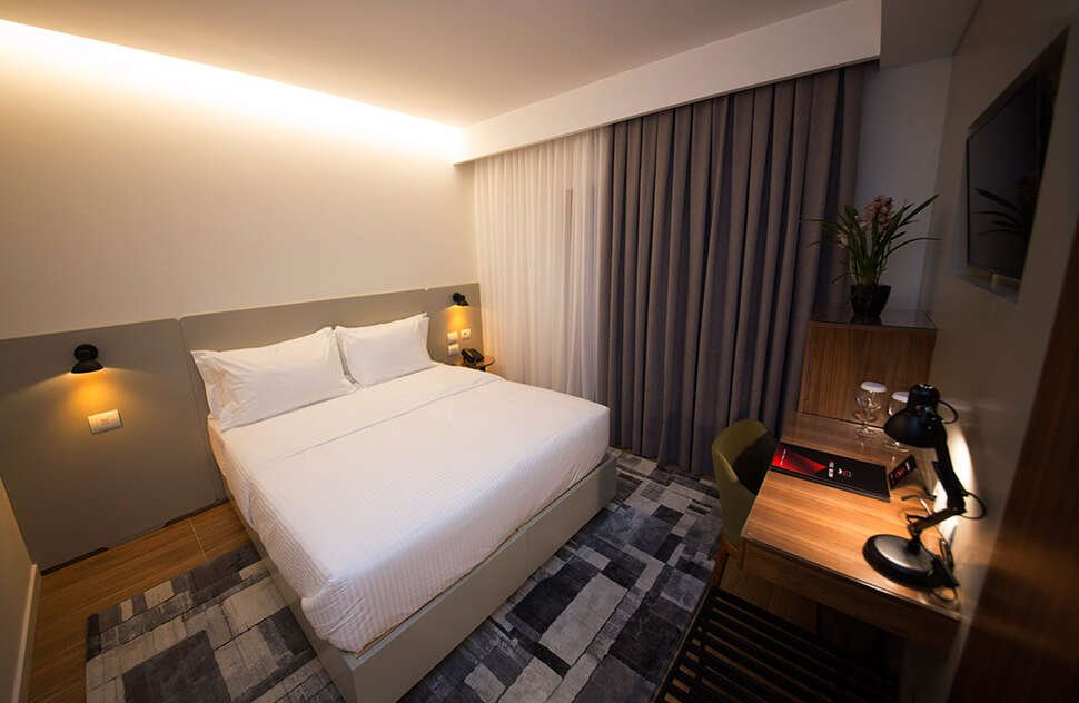 Hotel Theatro - Vlucht + hotel Tirana