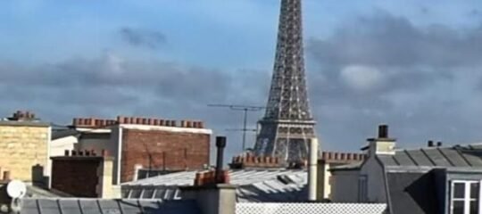 Large studio eiffel tower lacoste
