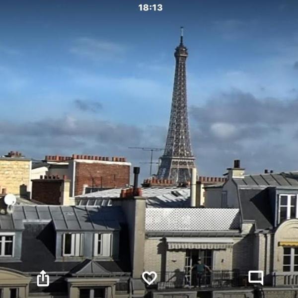 Large studio eiffel tower lacoste