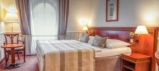 Hotel Adria - Vlucht + hotel Praag