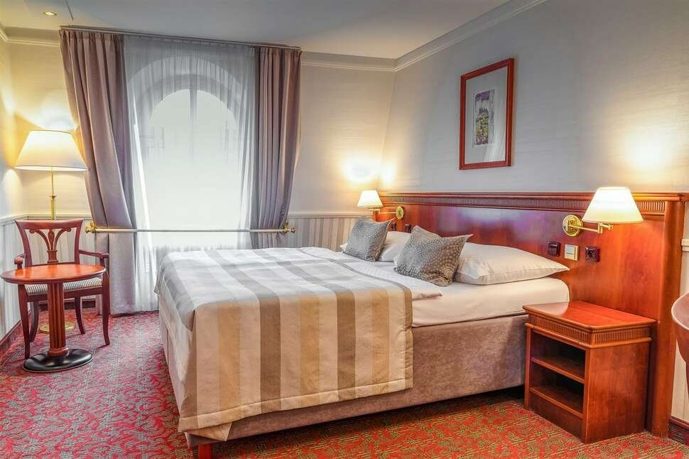 Hotel Adria - Vlucht + hotel Praag