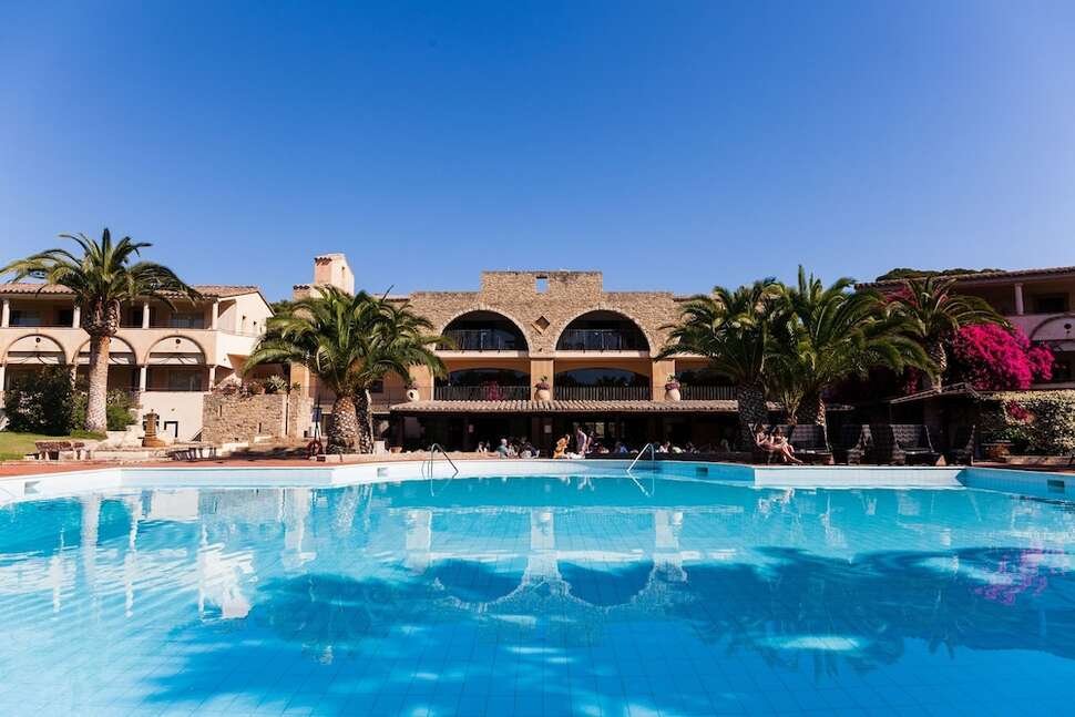 Hotel Costa dei Fiori - Vlucht + hotel Pula