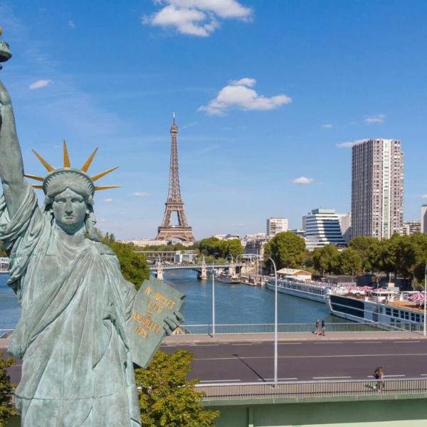 Unique Luxury Parisian Panorama High-Rise by the Eiffel Tower
