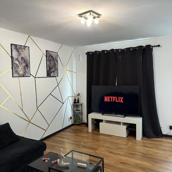 2BR House with Free Parking & Garden - Sleeps 4 - Near City Centre & Old Trafford