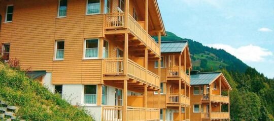 AlpenParks Appartementen & Ferienresort Rehrenberg - Vlucht + hotel Viehhofen