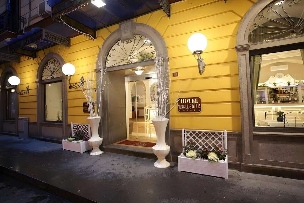 Hotel Vergilius Billia - Vlucht + hotel Napels