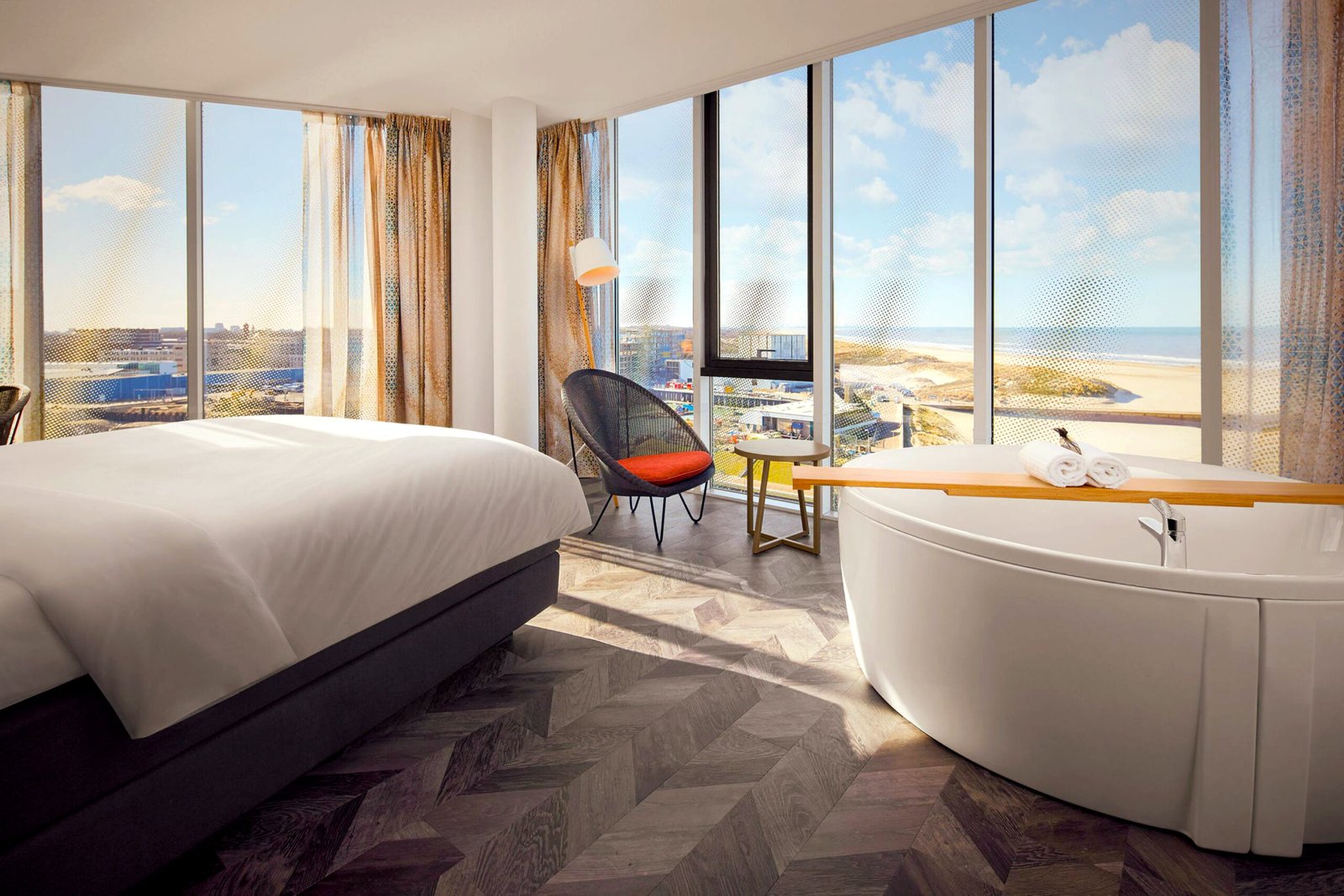 Inntel Hotels Den Haag Marina Beach | Overnacht in een luxe Spa Kamer met whirlpool en uitzicht | incl. 3-gangendiner