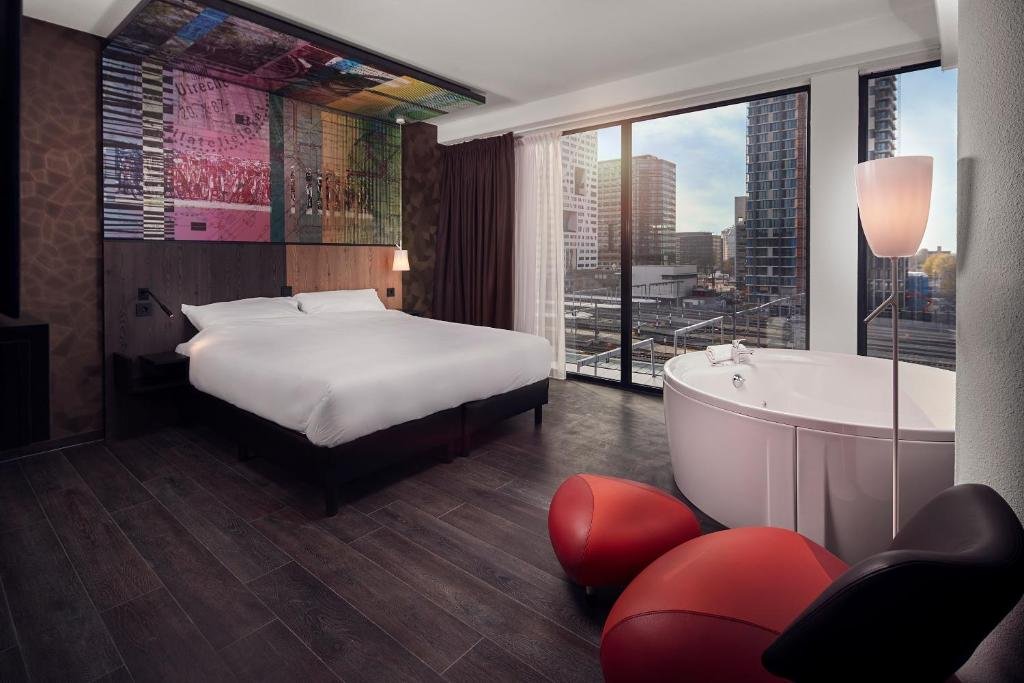 Inntel Hotels Utrecht Centre | Ultiem ontspannen in een Wellness kamer met bubbelbad en privé sauna | incl. 3-gangendiner