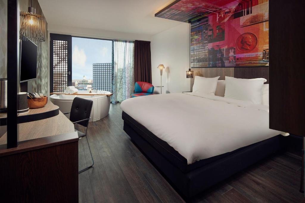 Inntel Hotels Utrecht Centre | Verblijf in een luxe Spa kamer met bubbelbad met prachtig uitzicht op de monumentale stad | incl. 3-gangendiner