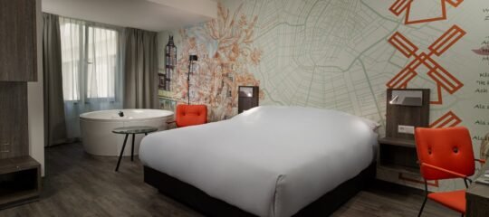 Inntel Hotels Amsterdam Centre | Verblijf in een Wellness Kamer met XL bubbelbad en privé sauna in hartje Amsterdam